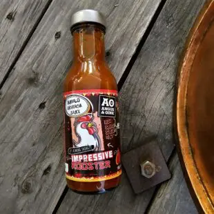 Gillar du Franks REDHOT wing sauce är chansen god att du kommer att älska denna Buffalo Sriracha Wing Sauce, Impressive Rooster från Angus & Oink. Vi provsmakningen kan vi konstatera att den är len och fin när den landar in i munnen. Efter ett par sekunder startar salivproduktionen gå igång - "det vattnas i munnen" så att säga. Hettan är till början intensiv för att sen klinga av på ett snyggt sätt. Denna vingsås är inte uppskrämd med en massa konstigheter utan levererar rena fina smaker.