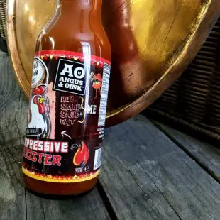Gillar du Franks REDHOT wing sauce är chansen god att du kommer att älska denna Buffalo Sriracha Wing Sauce, Impressive Rooster från Angus & Oink. Vi provsmakningen kan vi konstatera att den är len och fin när den landar in i munnen. Efter ett par sekunder startar salivproduktionen gå igång - "det vattnas i munnen" så att säga. Hettan är till början intensiv för att sen klinga av på ett snyggt sätt. Denna vingsås är inte uppskrämd med en massa konstigheter utan levererar rena fina smaker.
