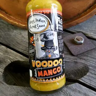 Hot sauce Voodoo Mango - fruktig, het och exotisk karibisk het sås - perfekt till tacos, grytor, räkor, gris och kyckling Hot sauce Voodoo Mango från Angus & Oink är en magiskt fruktig sås inspirerad av karibiska övärlden och Västindien - wow! Denna hot sauce passar perfekt till gris, kyckling och skaldjur. Tänk dig en grillkväll i solnedgång där en mixed grill med både kyckling, gris och skaldjur står redo att halstras över glöden. Exakt då behöver du denna sås! En bomb av fruktiga toner av mogen mango, het chili och örter man förknippar med karibiska övärlden.