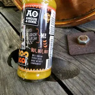 Hot sauce Voodoo Mango - fruktig, het och exotisk karibisk het sås - perfekt till tacos, grytor, räkor, gris och kyckling Hot sauce Voodoo Mango från Angus & Oink är en magiskt fruktig sås inspirerad av karibiska övärlden och Västindien - wow! Denna hot sauce passar perfekt till gris, kyckling och skaldjur. Tänk dig en grillkväll i solnedgång där en mixed grill med både kyckling, gris och skaldjur står redo att halstras över glöden. Exakt då behöver du denna sås! En bomb av fruktiga toner av mogen mango, het chili och örter man förknippar med karibiska övärlden.