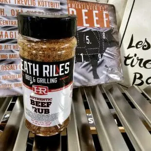 Rub för nötkött - Beef Rub Heath Riles - kryddmix för flank, flap, ryggbiff mm Rub för nötkött - Beef Rub Heath Riles är en smakrik och fyllig kryddmix som passar till alla former av nötkött. Heath Riles, mannen bakom produkterna med samma namn, har vunnit över 75 Grand Champions i USA. Med sin erfarenhet av vad som krävs för att skapa vinnande smaker på grillat och slow cooked BBQ tar han fram produkter som möter hårt ställda krav. Vi har sålt Heath Riles rubs och såser i fysiska butiken sedan flera år tillbaka, men först efter att verkligen testat igenom det stora produktutbudet och tagit emot kunders feedback så väljer vi först nu lyfta ut dessa i webshopen. Vi gör nämligen som vi brukar: vi behåller de bästa och säljer de rubs och de såser som vi verkligen tycker sticker ut från mängden och som vi tycker gör skillnad. Så är det definitivt med denna Rub för nötkött - Beef Rub Heath Riles den är grym!. Vi skippar med andra ord flera andra rubs och såser i samma serie -  som vi inte känner imponerar lika hårt (utan att vara dåliga på något vis - men "vi har andra som är bättre").