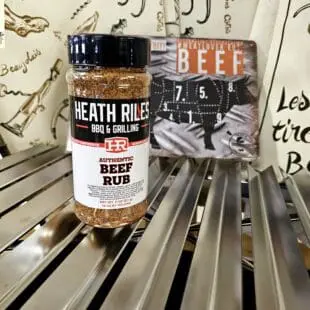 Rub för nötkött - Beef Rub Heath Riles - kryddmix för flank, flap, ryggbiff mm Rub för nötkött - Beef Rub Heath Riles är en smakrik och fyllig kryddmix som passar till alla former av nötkött. Heath Riles, mannen bakom produkterna med samma namn, har vunnit över 75 Grand Champions i USA. Med sin erfarenhet av vad som krävs för att skapa vinnande smaker på grillat och slow cooked BBQ tar han fram produkter som möter hårt ställda krav. Vi har sålt Heath Riles rubs och såser i fysiska butiken sedan flera år tillbaka, men först efter att verkligen testat igenom det stora produktutbudet och tagit emot kunders feedback så väljer vi först nu lyfta ut dessa i webshopen. Vi gör nämligen som vi brukar: vi behåller de bästa och säljer de rubs och de såser som vi verkligen tycker sticker ut från mängden och som vi tycker gör skillnad. Så är det definitivt med denna Rub för nötkött - Beef Rub Heath Riles den är grym!. Vi skippar med andra ord flera andra rubs och såser i samma serie -  som vi inte känner imponerar lika hårt (utan att vara dåliga på något vis - men "vi har andra som är bättre").