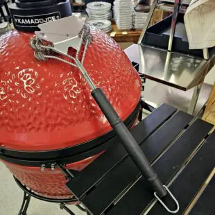 Säker gallerborste - Med denna långskaftade Grillborste kan du sluta oroa dig för att metalltrådar i maten. Helixspiraler rengör ditt grillgaller kraftfullt och effektivt. Fettskrapan tar den värsta beläggningen och fungerar utmärkt på stekbord. Säker gallerborste med Helix-spiraler rengör kraftfullt och effektivt och passar bäst för stålgaller men fungerar även till gjutjärnsgaller. Du kan med fördel doppa den i vatten och genom att borsta direkt på upphettade galler uppnå en "ångrengöring" (steam cleaning). Säker gallerborste består av tre rader med metallfjädrar/spiraler istället för metallstrå. På ryggen finns det en extra fettskrapa för att ta bort rester av Fett, BBQ-sås etc. Fettskrapan har också två urfräsningar som gör att du kan enkelt och exakt kan skrapa av galler upp till 7 mm. grovlek.