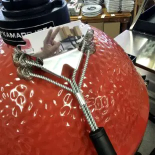 Säker gallerborste - Med denna långskaftade Grillborste kan du sluta oroa dig för att metalltrådar i maten. Helixspiraler rengör ditt grillgaller kraftfullt och effektivt. Fettskrapan tar den värsta beläggningen och fungerar utmärkt på stekbord. Säker gallerborste med Helix-spiraler rengör kraftfullt och effektivt och passar bäst för stålgaller men fungerar även till gjutjärnsgaller. Du kan med fördel doppa den i vatten och genom att borsta direkt på upphettade galler uppnå en "ångrengöring" (steam cleaning). Säker gallerborste består av tre rader med metallfjädrar/spiraler istället för metallstrå. På ryggen finns det en extra fettskrapa för att ta bort rester av Fett, BBQ-sås etc. Fettskrapan har också två urfräsningar som gör att du kan enkelt och exakt kan skrapa av galler upp till 7 mm. grovlek.