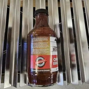 BBQ-sås - Bubba Mike´s Original BBQ sauce - grymt god allround BBQ sås från USA Söt, balanserad rökighet och perfekt konsistens BBQ-sås - Bubba Mike´s Original BBQ sauce går tillbaka till rötterna av riktiga amerikanska BBQ smaker. En sås som passar på både tallriken och direkt på köttet. Historien om Bubba Mike och såserna som nu finns på Svenska marknaden genom BBQmonster börjar i en liten stad i Amerika. Familjen i fråga hade en stark passion för grillning och BBQ och utifrån oräkneliga tester och försök skapades såser till perfektion. Familjen valde att lansera sina alster och därmed låta livsnjutare som dig ta del av sina härligheter. Detta är en kvalitetsprodukt från Oak Forest, illinois, USA som gör skillnad för din utomhusmatlagning oavsett om du älskar sås på tallriken eller direkt på objektet som ligger på gallret. Gillar du de genuint amerikanska smaker av BBQ och grillning så kommer du älska denna BBQ-sås. Direkt när man öppnar korken så avslöjas vad som väntar - en lagom rökig BBQ sås fylld av djupa smaker av mörkt brunt socker, melass. Efter en stund på tungan märker man att det även finns fruktiga toner gömda i denna underbara bbq-sås: frisk lime och söt ananas. Vi är övertygade att detta kan bli din nya favorit.