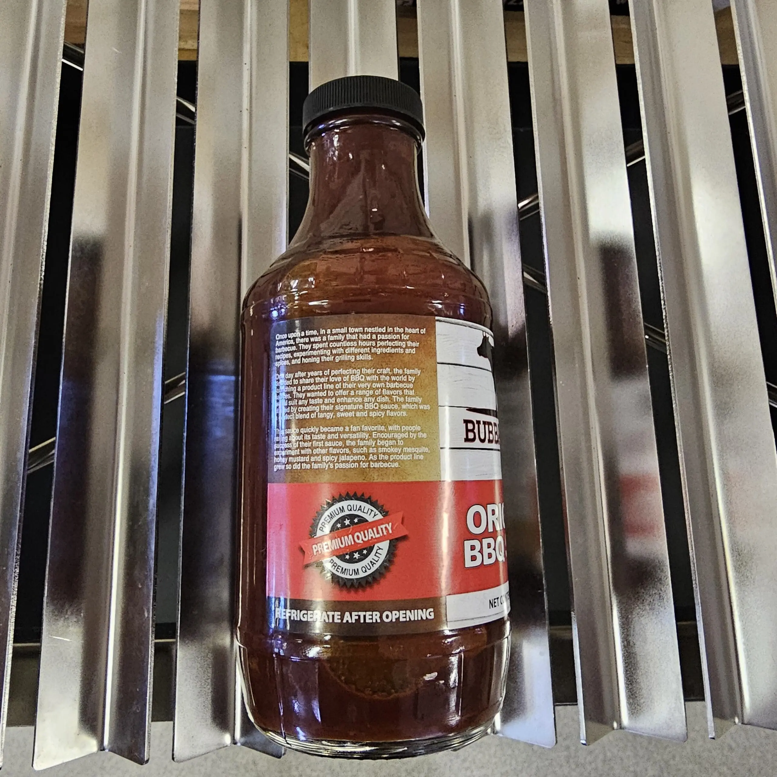 BBQ-sås - Bubba Mike´s Original BBQ sauce - grymt god allround BBQ sås från USA Söt, balanserad rökighet och perfekt konsistens BBQ-sås - Bubba Mike´s Original BBQ sauce går tillbaka till rötterna av riktiga amerikanska BBQ smaker. En sås som passar på både tallriken och direkt på köttet. Historien om Bubba Mike och såserna som nu finns på Svenska marknaden genom BBQmonster börjar i en liten stad i Amerika. Familjen i fråga hade en stark passion för grillning och BBQ och utifrån oräkneliga tester och försök skapades såser till perfektion. Familjen valde att lansera sina alster och därmed låta livsnjutare som dig ta del av sina härligheter. Detta är en kvalitetsprodukt från Oak Forest, illinois, USA som gör skillnad för din utomhusmatlagning oavsett om du älskar sås på tallriken eller direkt på objektet som ligger på gallret. Gillar du de genuint amerikanska smaker av BBQ och grillning så kommer du älska denna BBQ-sås. Direkt när man öppnar korken så avslöjas vad som väntar - en lagom rökig BBQ sås fylld av djupa smaker av mörkt brunt socker, melass. Efter en stund på tungan märker man att det även finns fruktiga toner gömda i denna underbara bbq-sås: frisk lime och söt ananas. Vi är övertygade att detta kan bli din nya favorit.