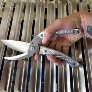 Fågelsax professionell modell Kycklingsax helt i metall, lätt och stark återfjädrande med dold fjäder Klipper enkelt kycklingben, fisk, kött  Fågelsax professionell modell för dig som tröttnat på svaga, små och trötta saxar för fågel, fisk och mittemellan. Byggd helt i metall och med dold fjädermekanism för enklare rengöring. Slut med trötta saxar som inte gör sitt jobb. Vi har länge sökt efter en Fågelsax professionell modell som är byggd för både vänster- och högerhänta, stor nog att passa i en manshand - vi hittade den till slut! Detta är en Fågelsax av professionell modell som med enkelhet klipper upp en kyckling när du vill ta bort ryggbenet för att göra spatch-cock-chicken / butterfly chicker, eller klippa till vingar och ben till snyggare detaljer.