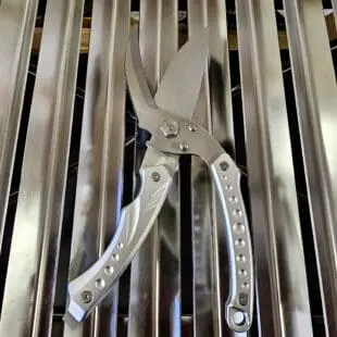 Fågelsax professionell modell Kycklingsax helt i metall, lätt och stark återfjädrande med dold fjäder Klipper enkelt kycklingben, fisk, kött  Fågelsax professionell modell för dig som tröttnat på svaga, små och trötta saxar för fågel, fisk och mittemellan. Byggd helt i metall och med dold fjädermekanism för enklare rengöring. Slut med trötta saxar som inte gör sitt jobb. Vi har länge sökt efter en Fågelsax professionell modell som är byggd för både vänster- och högerhänta, stor nog att passa i en manshand - vi hittade den till slut! Detta är en Fågelsax av professionell modell som med enkelhet klipper upp en kyckling när du vill ta bort ryggbenet för att göra spatch-cock-chicken / butterfly chicker, eller klippa till vingar och ben till snyggare detaljer.