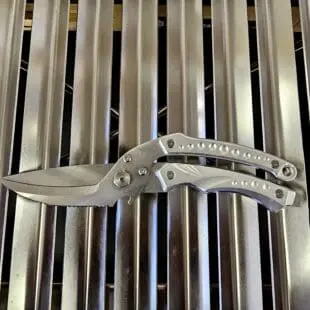 Fågelsax professionell modell Kycklingsax helt i metall, lätt och stark återfjädrande med dold fjäder Klipper enkelt kycklingben, fisk, kött  Fågelsax professionell modell för dig som tröttnat på svaga, små och trötta saxar för fågel, fisk och mittemellan. Byggd helt i metall och med dold fjädermekanism för enklare rengöring. Slut med trötta saxar som inte gör sitt jobb. Vi har länge sökt efter en Fågelsax professionell modell som är byggd för både vänster- och högerhänta, stor nog att passa i en manshand - vi hittade den till slut! Detta är en Fågelsax av professionell modell som med enkelhet klipper upp en kyckling när du vill ta bort ryggbenet för att göra spatch-cock-chicken / butterfly chicker, eller klippa till vingar och ben till snyggare detaljer.