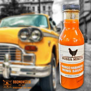 Wing Sauce - Bubba Mike´s Mango Habanero tillför den perfekta fruktiga, het/syrliga ton som du söker till chicken wings och andra grilldetaljer av Kyckling. Gillar du Franks REDHOT wing sauce är chansen god att du kommer att älska denna Wing Sauce - Bubba Mike´s Mango Habanero. Vid provsmakningen kan vi konstatera att den har den rätta konsistensen (lättflytande). Smaken och doften är underbart fruktig där tonerna av mango kommer från två håll - både från mango i sig själv men med stöd av den fruktiga smak som genereras av just chilifrukten Habanero. Efter ett par sekunder startar salivproduktionen gå igång - "det vattnas i munnen" så att säga. Hettan är vad som kan beskrivas som helt LAGOM - inte för hett men inte heller för mesig.