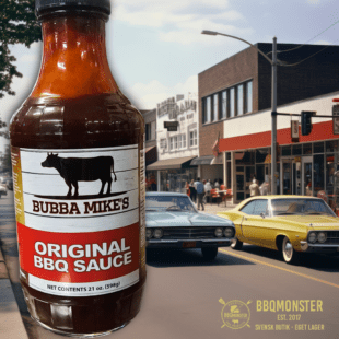 BBQ-sås - Bubba Mike´s Original BBQ sauce - grymt god allround BBQ sås från USA Söt, balanserad rökighet och perfekt konsistens BBQ-sås - Bubba Mike´s Original BBQ sauce går tillbaka till rötterna av riktiga amerikanska BBQ smaker. En sås som passar på både tallriken och direkt på köttet. Historien om Bubba Mike och såserna som nu finns på Svenska marknaden genom BBQmonster börjar i en liten stad i Amerika. Familjen i fråga hade en stark passion för grillning och BBQ och utifrån oräkneliga tester och försök skapades såser till perfektion. Familjen valde att lansera sina alster och därmed låta livsnjutare som dig ta del av sina härligheter. Detta är en kvalitetsprodukt från Oak Forest, illinois, USA som gör skillnad för din utomhusmatlagning oavsett om du älskar sås på tallriken eller direkt på objektet som ligger på gallret. Gillar du de genuint amerikanska smaker av BBQ och grillning så kommer du älska denna BBQ-sås. Direkt när man öppnar korken så avslöjas vad som väntar - en lagom rökig BBQ sås fylld av djupa smaker av mörkt brunt socker, melass. Efter en stund på tungan märker man att det även finns fruktiga toner gömda i denna underbara bbq-sås: frisk lime och söt ananas. Vi är övertygade att detta kan bli din nya favorit.
