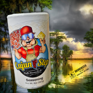 Cajunkrydda - Cajun Two Step rub & kryddmix - smakrik autentisk Louisiana style Cajunkrydda med rötterna i Louisiana och tänkt för klassiker som Gumbo, Jambalaya och Crawfish boil. Smakrik och perfekt hetta. Husmanskosten från Louisiana har växt fram som en hybrid född ur akadiernas (Kajunernas/Cajunernas) traditioner. Dessa var franska nybyggare som fördrevs från östra Kanada (Akadien/Nova Scotia) av britterna på 1700-talet. De slog sig ner i Louisianas träskmarker och utvecklade en unik kultur och ett eget språk. Smakbilden i en Cajunkrydda är unik och gjord för att gifta sig med så vitt skilda ting som kräftor, smakrika korvar, kyckling - inte sällan i kombination i mustiga och heta grytor - wow!