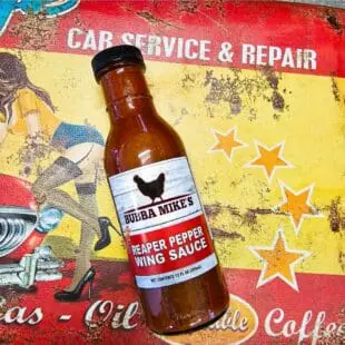 Wing Sauce - Bubba Mike´s Reaper Pepper - HET(!)/syrlig sås för kyckling Om du gillar Frank´s Buffalo extra hot wing Sauce kommer du älska denna Wing Sauce - Bubba Mike´s Reaper Pepper tillför den riktigt heta och syrliga ton som du söker till HOT chicken wings och andra grilldetaljer av Kyckling. Historien om Bubba Mike och såserna som nu finns på Svenska marknaden genom BBQmonster börjar i en liten stad i Amerika. Familjen i fråga hade en stark passion för grillning och BBQ och utifrån oräkneliga tester och försök skapades såser till perfektion. Familjen valde att lansera sina alster och därmed låta livsnjutare som dig ta del av sina härligheter. Detta är en kvalitetsprodukt från Oak Forest, illinois, USA som gör skillnad för din utomhusmatlagning oavsett om du älskar sås på tallriken eller direkt på objektet som ligger på gallret.