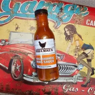 Wing Sauce - Bubba Mike´s Mango Habanero tillför den perfekta fruktiga, het/syrliga ton som du söker till chicken wings och andra grilldetaljer av Kyckling. Gillar du Franks REDHOT wing sauce är chansen god att du kommer att älska denna Wing Sauce - Bubba Mike´s Mango Habanero. Vid provsmakningen kan vi konstatera att den har den rätta konsistensen (lättflytande). Smaken och doften är underbart fruktig där tonerna av mango kommer från två håll - både från mango i sig själv men med stöd av den fruktiga smak som genereras av just chilifrukten Habanero. Efter ett par sekunder startar salivproduktionen gå igång - "det vattnas i munnen" så att säga. Hettan är vad som kan beskrivas som helt LAGOM - inte för hett men inte heller för mesig.