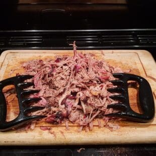 Att köra Iberico karre tills det faller isär - alltså pulled pork - slår det mesta. Det välmarmorerade köttet är som gjort för att få gå low and slow. Du behöver dock inte vara rädd för att köra detta kött något varmare än vad du brukar. Om tiden kniper kan du pressa det hårt med en medeltemp på 150 grader. Låt gärna köttet vila sig ned till 70 grader i slaktarpapper.