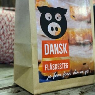 Fläskestek rub - en kryddblandning för Dansk Fläskesteg med krispig svål Fläskesteg – Dansk Fläskesteg är en Fläskstek med knaprig svål! Skånes närmsta grannar, ni vet det glada folket med grön öl och en röd / vit flagga – de kan göra söndagsstek! Här är en rub som förgyller en rätt som redan är god. Förslag: Köp en fet stek, snitta svålen på längden och tvären hela vägen ner till köttet. Krydda och gnid ner i skårorna och på all synlig köttyta. Moment1: Kör upp grillen/ugnen till 225 grader* Lägg under tiden köttet i en långpanna med svålen nedåt. Fyll på med vatten så att svålen täcks (men ej köttet). Ställ in köttet när ugnen/grillen är redo. Sänk samtidigt värmen till 175 grader (med en kolgrill stryper du luftintaget och går senare över till indirekt eller semiindirekt BBQ/grillrökning).Kör i den heta värmen i 10 min under tiden kryper normalt tempen ner till nya måltempen på 170 grader (kontrollera).Moment2: Vänd köttet med svålen upp. Gnugga in lite mer salt på den nu uppblötta svålen. Steken placerar du nu på ett par tjocka morötter och en halverad lök för att undvika att köttet kokas i vattnet. Fyll vatten upp till köttets undersida. Låt stå tills innertempen på köttet når dryga 70 grader i tjockaste delen.*Alternativ om du grillar: kör moment1 i ugnen och moment2 i grillen. Såsen: Sila spadet, reducera genom kokning, addera matgrädde i föhållandet 1/3 av vätskans mängd. Klicka i en rejäl matsked rödvinbärsgelé och smaka eventuellt av med lite extra rubb. Red såsen till valfri tjocklek med Maizena eller mjöl. Servera med kokt potatis och brysselkål. Danskarna serverar ofta steken med rödkål och steker ofta sin potatis innan servering, inte sällan vänd i ströbröd med socker och salt, om det är lockande för dig så kör i vind! Om #RubsByBBQmonster #RubsByBBQmonster gör personliga kvalitetsrubs i små batcher med stor noggrannhet.  #RubsByBBQmonster mals ut från kvarn med kvarnstenar. Grovleken anpassas efter ändamålet (styckdetaljen) som rubben är tänkt för. Oavsett vilken rub du köper kommer du att märka en klar skillnad mot andra mainstream "grillkryddor" som översvämmar marknaden. Du får här en rub som innehåller både mindre partiklar som når djupt in i köttet, såväl större partiklar vilka lättare överlever grillningen. Vilket därmed ger ytterligare en smakdimension. Dimensionen på partiklarna (strukturen) påverkar också hur du upplever smakerna. Tänk själv hur många fler smaklökar som aktiveras av en 0,5mm bit lök landar på tungan jämfört med ett pulver eller dust. Tips: köp till den ultimata stöaren i rostfritt, stora hål och tätslutande lock så håller dina rub upp till 2 år.