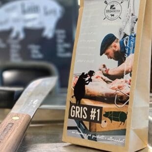 BBQmonsters klassiska rub för Griskött: #1 för Gris - en vinnare på allt griskött Rub för griskött som numera  är en klassiker som går hem i alla läger. Denna rub är en av dem som var representerade på VM i BBQ på Irland 2017. #1 För griskött: en behaglig och mouth filling rub som har sina stora karaktärsdrag i fänkål, lakritsrot som får gifta sig med olika varianter av paprika. Salt och Råsocker i perfekt balans. Använd den till vilket griskött du önskar kotlett, karré, fläskfilé eller "fläskytterfilé" - köttet får även en fin färg tack vare råsocker och paprika. Kan innehålla spår av SENAP & SELLERI Om #RubsByBBQmonster #RubsByBBQmonster gör personliga kvalitetsrubs i små batcher med stor noggrannhet.  #RubsByBBQmonster mals ut från kvarn med kvarnstenar. Grovleken anpassas efter ändamålet (styckdetaljen) som rubben är tänkt för så fort så är möjigt (exempelvis vid Burgerkung, Brisket & Beef Ribs och ORR). Oavsett vilken rub du köper kommer du att märka en klar skillnad mot andra mainstream "grillkryddor" som översvämmar marknaden. Du får här en rub som innehåller både mindre partiklar som når djupt in i köttet, såväl större partiklar vilka lättare överlever grillningen. Vilket därmed ger ytterligare en smakdimension. Dimensionen på partiklarna (strukturen) påverkar också hur du upplever smakerna. Tänk själv hur många fler smaklökar som aktiveras av en 0,5mm bit lök landar på tungan jämfört med ett pulver eller dust. Tips: köp till den ultimata stöaren i rostfritt, stora hål och tätslutande lock så håller dina rub upp till 2 år.