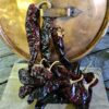 Guajillo chili 75 gram - torkad chilifrukt med toner av tranbär Guajillo är gjord på en chilisort vid namn Mirasol vilken fått torka. Skalet är tunt, blankt och smidigt som ett bättre skinn. Många anser att Guajillo är den jämte Ancho chili mest användbara torkade chilisorten. Den är enligt medelsvensson en mild Chili när det gäller styrkan (upp till 5000 Scoville). Smaken är delvis söt men också på gränsen till lite syrlig, tranbär är en bra liknelse (jämför då med Ancho som mer påminner om söta russin eller korinter). Koka den i vatten tillsammans med Ancho, Pasilla, chipotle och kanske en buljongtärning och lite muscvado socker, och låt den puttra en kvart. Mixa därefter med stavmixer och du har grunden för en Beef chili Taco gryta eller en BBQ - sås Observera: BBQmonster köper in stora partier av torkad chili och det händer då och då att de hinner gå ut i datum MEN var inte orolig - det handlar inte om ett "sista förbrukningsdatum" (likt det finns på ex kött) - alla livsmedel måste datumstämplas med ett "bäst före datum" - även Himalaya saltblock som är lika gamla som jordklotet... Torkad chili som förvaras svalt och mörkt blir inte sämre på vare sig två månader eller två år om förvaringen är korrekt. När du fått hem din chili är förslaget att du flyttar över den i glasburk som placeras mörkt och ej över rumstemperatur. Nettovikt 75 gram (oftast runt 10 chilifrukter)