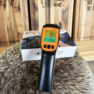 Infraröd termometer - perfekt för stekbordet och pizzaugnen - Laserpunkt som visar den exakta platsen för mätningen Bakgrundsbelyst tydlig display Visar två mätvärden i displayen (aktuell och max-temp under mätningen) Hur varmt är stekbordet - är det lagom att smasha burgarna nu? Hur varm är pizzastenen? Vilken del av kolen är hetast, läcker värme ut någonstans ur kamadon? Denna Infraröda termometer visar med ett klick temperaturen på den plats dit du riktar rödpunktssiktet! På mindre än en sekund har du svaret på hur varm ytan är! Smashburgare görs bäst vid en stekbordsyta som passerat 25o grader men understiger 300 grader. I en pizzaugn som skall baka napolitanska pizzor bör tempen uppgå till minst 400 grader (500 grader om du frågan Lucio i Napoli, tredje bakgatan från höger när du svängt in staden från östra infarten... nä vi ljuger om adressen men det andra stämmer). Du kan välja att se exakt temp, medel temp, min temp eller max temp - smidigt som rackarens. Med en IR-Termometer kan du stilla din nyfikenhet och du kan lära dig mycket om hur fysiken bakom grill & BBQ skapar de rätta förutsättningarna. Enkel som ABC: tryck på avtryckaren, rikta laserpunkten till vald mätyta, läs av - klart. snabb exakt enkel att förstå Tips: går givetvis utmärkt att använda för att mäta av annat än just grill, kol och galler. Ta ett varv runt i ditt hus och hitta var kallras sker och termometern har snart betalt sig och mer därtill.