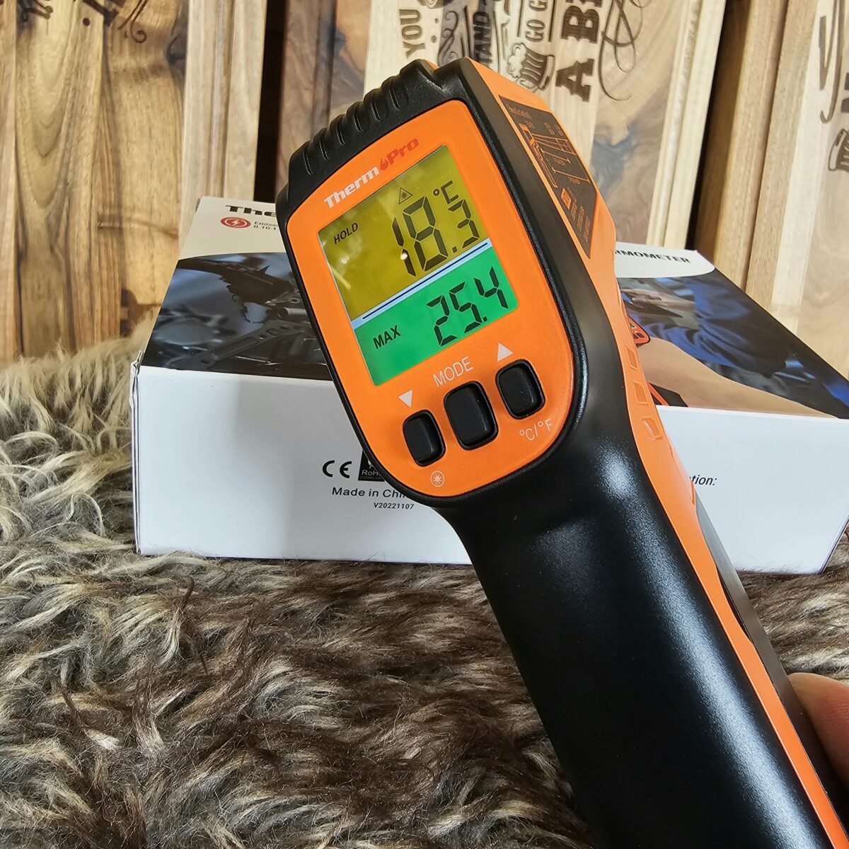 Infraröd termometer - perfekt för stekbordet och pizzaugnen - Laserpunkt som visar den exakta platsen för mätningen Bakgrundsbelyst tydlig display Visar två mätvärden i displayen (aktuell och max-temp under mätningen) Hur varmt är stekbordet - är det lagom att smasha burgarna nu? Hur varm är pizzastenen? Vilken del av kolen är hetast, läcker värme ut någonstans ur kamadon? Denna Infraröda termometer visar med ett klick temperaturen på den plats dit du riktar rödpunktssiktet! På mindre än en sekund har du svaret på hur varm ytan är! Smashburgare görs bäst vid en stekbordsyta som passerat 25o grader men understiger 300 grader. I en pizzaugn som skall baka napolitanska pizzor bör tempen uppgå till minst 400 grader (500 grader om du frågan Lucio i Napoli, tredje bakgatan från höger när du svängt in staden från östra infarten... nä vi ljuger om adressen men det andra stämmer). Du kan välja att se exakt temp, medel temp, min temp eller max temp - smidigt som rackarens. Med en IR-Termometer kan du stilla din nyfikenhet och du kan lära dig mycket om hur fysiken bakom grill & BBQ skapar de rätta förutsättningarna. Enkel som ABC: tryck på avtryckaren, rikta laserpunkten till vald mätyta, läs av - klart. snabb exakt enkel att förstå Tips: går givetvis utmärkt att använda för att mäta av annat än just grill, kol och galler. Ta ett varv runt i ditt hus och hitta var kallras sker och termometern har snart betalt sig och mer därtill.