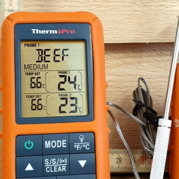Thermopro TP20s Söker du en bra och smidigt Trådlös termometer? Om du inte är ute efter något annat än att kunna trycka igång termometern med en knapptryckning för att sen kunna övervaka grillningen, både köttet och grilltempen, trådlöst och korrekt - då är detta modellen du söker. Ingen mobiltelefon, ingen app - en TERMOMETER rakt upp och ned! Nya modellen Trådlösa termometern Thermopro TP20s är det uppdaterade versionen av den omåttligt omtyckta och populära Thermopro TP20. Thermopro TP20s är en mycket robust och tålig termometer med två givare (probes). Gummihöljet gör den stöttåligare och gör den så pass vattenskyddad att den klarar av att glömmas kvar utomhus även en svensk midsommarafton. Enkel och pålitlig med god räckvidd (en normal villa utan problem). Givarna är viktiga Två givare gör att du kan välja att mäta två olika punkter i köttet (eller två helt olika köttbitar). Detta är perfekt vid ojämnt tjocka bitar som Rostas eller Picanha. Den andra givaren kan också användas för att mäta temperaturen i grillen, röken (eller ugnen...). För att då ge givaren (proben) längsta möjliga livslängd följer det med en gallerhållare som håller givaren ovanför gallret. Genom att använda hållaren förhindrar du att överföringsvärmen förstör vajern. Thermopro TP20s kommer med uppdaterade probes med bättre greppyta som även skall göra dessa ännu tåligare. Stödben och clips Bältesclips och bordsstödben finns på den portabla mottagaren. På sändaren som står vid grillen finns ett metallclips som gör att du kan hänga upp den vid grillen på ett enkelt sätt. (observera att många oisolerade grillar blir ruggigt heta flera centimeter från plåten vilket gör att du bör undvika att ställa sändaren för nära grillens plåtkropp).