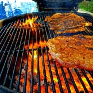 Secreto av Ibericogris är en snabbgrillad delikatess som styckas fram från hals/nacke på den fina Iberico grisen. En snabb grillning där du med fördel låter lågorna slicka köttet hårt. Rubba med en rub som släpper fram smakerna. Testa gärna "grisen från Iberico" från RubsByBBQmonster en rub med mycket örter som kompletterar sältan (och råsockret) väl