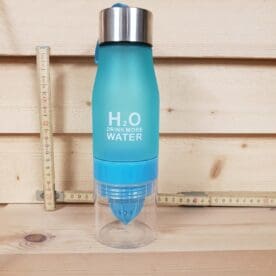 Vattenflaska med inbyggd juicepress, gör ditt eget smaksatta vatten av kranvatten.