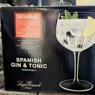 Ginglas stora Spanska ginglas Spanish Gin Tonic glas En perfekt present och julklapp till ginälskaren, BBQmonster slänger med ett rim for free: Du min gode livskamrat, vi borde ta ett litet prat, ett prat om sprit och dina  vanor, jag tror du kan gissa - att du har din anor, det handlar som du förstår om dig och din kärlek till gin, jag tycker att du tappat stilen och behöver åter bli min, alltså min lyxiga vän av flärd, det är därför du detta är värd. Detta är ett 4pack spanska Ginglas med en rymd på hela 80cl. Lägg till detta till en enorm vidd på glaset och du har det ultimata Ginglaset framför dig - Spanish Gin & Tonic. Vidden på kupan i detta spanska Ginglas låter dig att uppleva alla dofter på nära håll, då öppningen tillåter att mer eller mindre halva ansiktet kan rymmas i kupan. Vid en sökning på "best gin glasses" så kommer du inte längre få upp "stuprör". Gin som bara växer i populäritet serveras oftast i "balloon glasses" - stora kupor på hög fot, elegant, lätt och fräscht - precis som de flesta drinkar baserade på gin. Made in Parma, Italy 80cl höjd: 21 mm, kupans diameter: 10,2 mm Priset är för 2 glas. ultraklart kristallglas specialbehandlat för extrem tålighet professionell kvalitet blyfritt går att diska i maskin