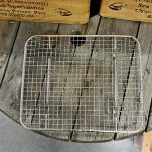 Cooling rack Storlek Small - svalningsgaller - låt köttet vila effektivt på detta galler Med ett cooling rack (svalningsgaller) skapar du luft under köttet och processen med att vila ner köttet (ex. brisket eller pulled pork karré) ned mot 70 grader går snabbare. Att låta köttet vila och tappa grader kan vara skillnaden mellan bra och perfekt! Under vilan fördelas värmen jämnt, köttet återtar en del safter och muskelfiber går från anspända till avslappnade. Ju längre tillagningstid desto längre vila. Rådet är att du låter köttet vila i slaktarpapper placerat på detta galler. (Fördelen med slaktarpapper framför folie är att slaktarpapper andas och förhindrar att temperaturen stiger under vilan).   Tips: placera det på BBQ brickan för att slippa sipprande köttsaft. Mått: 27,5 x 22,5 cm