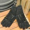 Grillvantar - I läder med långa skaft - BBQ Gloves - Värmetåliga Handskar 35cm! Grillvantar, BBQ gloves, BBQ-handskar, Värmetåliga handskar - Ett måste för Kamado-ägaren eller den som tröttnat på grilltången. Detta är ett par Grillvantar, BBQ gloves, BBQ-handskar, Värmetåliga handskar av äkta läder Grymt snygga, värmeskyddande och långa skaft som når halvvägs upp till armbågen. Fodret är mjuk och bekvämt och framförallt är det fastsytt så att du inte står där med en handske ut-och-in stup i kvarten. Naturligt bra grepp i den ruggade läderytan.  Extra långa Grillvantar, BBQ gloves, BBQ-handskar, Värmetåliga handskar (hela 35 cm!) vilket ger dig skydd en bit upp på underarmarna. Använd Grillvantar, BBQ gloves, BBQ-handskar, Värmetåliga handskar för att flytta galler, deflektorstenar etc. Priset är för ett par (alltså 2 stycken handskar) Grov rejäl kvalitet Extra långa (skyddar handleder och underarmar) Snygga och mycket Instagramvänliga