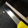 Slaktkniv från Victorinox med klassiskt böjt, uppåtvinklat avslut på bladet. En slaktkniv används som hörs på namnet främst för slakt men även för styckning av köttstycke. Avslutet med uppåtvinklat knivblad gör det enklare att komma åt att skära runt kotor och leder. Slaktknivens totala längd är ca 32 cm, fördelat på ett handtag på 14cm och ett 18 cm långt, stelt blad med sylvass egg. Slaktknivarna från Victorinox används professionellt av både styckare och slaktare. Fokus på användarvänlighet, enkelhet att rengöra och ergonomi ligger i fokus. Skaftet som är gjort av Fibrox är av konstmaterial som ger ett grymt bra grepp och som är enkelt att rengöra. Handtaget passar både höger- och vänsterhänta. Både skaft och blad är helt fritt från mikroporer vilket gör att både blad och handtag går att får helt rent och desinficerat.