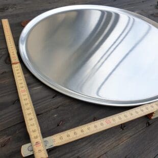 Pizzatallrik 40cm i aluminium / Runt Serveringsfat 4ocm diameter i obehandlad aluminium - grymt snygg servering av tapas Med detta rustika stora runda serveringsfat eller serveringsbricka kan du snyggt duka fram allt från BBQ till skaldjur eller varför inte tapas och plockmat! Detta serveringsfat kan även användas för att varma upp mat på grillen, du skall dock vara medveten om att öppen låga på sikt kommer att sota ytan. Pizza blir krispig även vid en andra uppvärmning när du använder detta serveringsfat för uppvärmning i ugn eller grill.