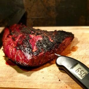 Flapmeat av grainfed black angus är en snabbgrillad styckdetalj som EJ skall förväxlas med flank. Flap eller flap meat sitter nedanför ryggbiffen men ovanför flanken. Biten är mör och skall grillas över riktigt het glöd. Köttet vinner inget på att köras low and slow