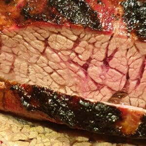 Flapmeat av grainfed black angus är en snabbgrillad styckdetalj som EJ skall förväxlas med flank. Flap eller flap meat sitter nedanför ryggbiffen men ovanför flanken. Biten är mör och skall grillas över riktigt het glöd. Köttet vinner inget på att köras low and slow