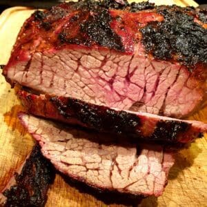 Flapmeat av grainfed black angus är en snabbgrillad styckdetalj som EJ skall förväxlas med flank. Flap eller flap meat sitter nedanför ryggbiffen men ovanför flanken. Biten är mör och skall grillas över riktigt het glöd. Köttet vinner inget på att köras low and slow