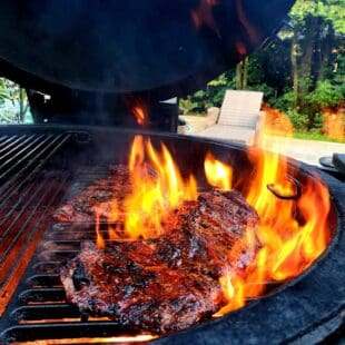 Secreto av Ibericogris är en snabbgrillad delikatess som styckas fram från hals/nacke på den fina Iberico grisen. En snabb grillning där du med fördel låter lågorna slicka köttet hårt. Rubba med en rub som släpper fram smakerna. Testa gärna "grisen från Iberico" från RubsByBBQmonster en rub med mycket örter som kompletterar sältan (och råsockret) väl