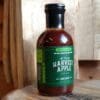 BBQ sauce Harvest Apple från American Stockyard En grymt god BBQ sås för griskött i allmänhet! Denna sås från American Stockyard har en unik karaktär av mogna äpplen, kanel och möjligtvis en gnutta kardemumma. Smaken är så fyllig och god att det är omöjligt att smaka den utan att framför sig se en korg av mogna röda äpplen ståendes på ett köksbord med rutig duk och en mormor i full sättning att baka en paj - förstår du!? Harvest Apple innehåller ingen hetta, det är med andra ord en sås som hela familjen kan njuta av utan risk för sura miner och brännande tungor. Pensla dina Iberico ribs, stöt ut några centiliter över den dragna grisen eller låt den stå som en kall sås vid bordet - oavsett så bör denna eller liknande sås ingå i varje seriös grillers grundutrustning, aromatisk, fyllig, varm men ändå svagt syrlig, naturlig sötma och härlig smak av mogna äpplen. Såser från American Stockyard görs utan Gluten och innehåller inte heller någon majssirap med högt fruktos-innehåll. Innehåller 425 gram och kommer i en snygg glasflaska med stor öppning. Tips: spara flaskan ifall du gör din egen BBQ sås en dag!