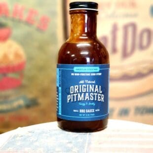 BBQ sauce Original Pitmaster från American Stockyard En fyllig och rökig BBQ sås som berör! Denna BBQ sås från American Stockyard kan ses som en klassisk BBQ sås med sin fyllighet, sin sötma och inte minst tydliga naturliga rökighet. Original Pitmaster innehåller endast en måttlig hetta, det är med andra ord en sås som hela familjen kan njuta av utan risk för sura miner och brännande tungor. Pensla dina kotletter eller för den delen även din ryggbiff med den, eller låt den stå som en kall sås vid bordet - oavsett så bör denna eller liknande sås ingå i varje seriös grillers grundutrustning, fyllig, mustig, rökig, söt och omfamnande. Såser från American Stockyard görs utan Gluten och innehåller inte heller någon majssirap med högt fruktos-innehåll. Innehåller 425 gram och kommer i en snygg glasflaska med stor öppning. Tips: spara flaskan ifall du gör din egen BBQ sås en dag! Tips: för att få en köttbit tjockare än 5 cm genomkryddad så är nedanstående produkt lösningen. Injicera ex buljong eller rub som du löst upp i vatten eller öl. Testa dig fram med olika smaksättare!