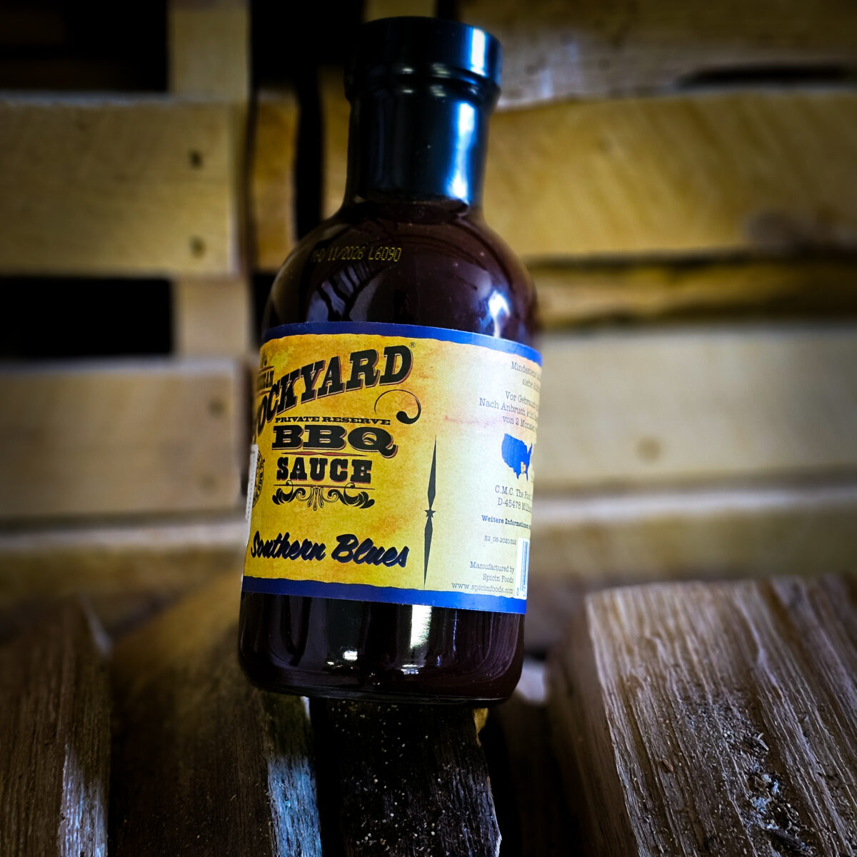 BBQ sauce Southern Blues från American Stockyard -perfekt allround sås En grymt god BBQ sås som gifter sig med det mesta! Denna BBQ-sås har en skön sötma men ändå i total balans genom en bra syra av bland annat äpplecidervinäger, och en alldeles lagom hetta. Pensla dina Iberico ribs, stöt ut några centiliter över den dragna grisen eller låt den stå som en kall sås vid bordet - oavsett så bör denna eller liknande sås ingå i varje seriös grillers grundutrustning, svagt syrlig, naturlig sötma och härlig balanserad rökighet som inte tar över. Såser från American Stockyard görs utan Gluten och innehåller inte heller någon majssirap med högt fruktos-innehåll. Innehåller 425 gram och kommer i  en snygg glasflaska med stor öppning. Tips: spara flaskan ifall du gör din egen BBQ sås en dag! Tips: för att få en köttbit tjockare än 5 cm genomkryddad så är nedanstående produkt lösningen. Injicera ex buljong eller rub som du löst upp i vatten eller öl. Testa dig fram med olika smaksättare!