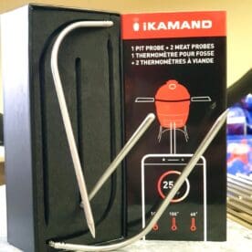 iKamand Probe Kit Detta är ett set, ett kit med extra probes (mätnålar) för Kamado Joes iKamand. I detta probe kit finns det 3 probes (mätnålar): 1 för luft (trubbig nål för omgivningstempen) 2 för kött (spetsiga nålar) Om iKamand iKamand är en temperaturkontrollerande enhet utvecklad för Kamado Joe av "BBQ class of Harvard" - en ny version av tempcontroller för din Kamado. iKamand är en byggd i en kompakt och gedigen kropp som har både elektronik och fläkt i samma enhet. Enheten placeras i det nedre luftintaget på din Kamado Joe. Därefter styr du och övervakar din Kamado över wifi med full koll genom app för din mobil. Med i paketet finns två probes, en för omgivningstempen (ambient / grillens temperatur) och en för köttet. Fler prober, upp till 3 köttprober kan kopplas till. Snabbfakta: iKamand version2 kan övervaka 3 olika köttdetaljer samt styra omgivningstemperaturen i din Kamado. Omgivningstemp-proben fästs på gallret. Om tempen avviker från det inställda drar fläkten in mer luft och ökar därmed tempen tills måltempen är nådd igen. Hur fungerar iKamand ver2? iKamand fungerar genom att styra luftflödet in i din Kamado, alltså via det nedre spjället. Eftersom att fläkten inte kan ta bort värme, bara stoppa luftflödet och därmed strypa glöden (och därefter sänka tempen) så bygger principen på att du håller toppventilen (daisy wheel, Control tower) så nära stängt som möjligt, dock aldrig helt stängt.