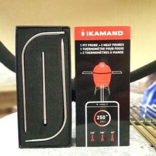 iKamand Probe Kit Detta är ett set, ett kit med extra probes (mätnålar) för Kamado Joes iKamand. I detta probe kit finns det 3 probes (mätnålar): 1 för luft (trubbig nål för omgivningstempen) 2 för kött (spetsiga nålar) Om iKamand iKamand är en temperaturkontrollerande enhet utvecklad för Kamado Joe av "BBQ class of Harvard" - en ny version av tempcontroller för din Kamado. iKamand är en byggd i en kompakt och gedigen kropp som har både elektronik och fläkt i samma enhet. Enheten placeras i det nedre luftintaget på din Kamado Joe. Därefter styr du och övervakar din Kamado över wifi med full koll genom app för din mobil. Med i paketet finns två probes, en för omgivningstempen (ambient / grillens temperatur) och en för köttet. Fler prober, upp till 3 köttprober kan kopplas till. Snabbfakta: iKamand version2 kan övervaka 3 olika köttdetaljer samt styra omgivningstemperaturen i din Kamado. Omgivningstemp-proben fästs på gallret. Om tempen avviker från det inställda drar fläkten in mer luft och ökar därmed tempen tills måltempen är nådd igen. Hur fungerar iKamand ver2? iKamand fungerar genom att styra luftflödet in i din Kamado, alltså via det nedre spjället. Eftersom att fläkten inte kan ta bort värme, bara stoppa luftflödet och därmed strypa glöden (och därefter sänka tempen) så bygger principen på att du håller toppventilen (daisy wheel, Control tower) så nära stängt som möjligt, dock aldrig helt stängt.