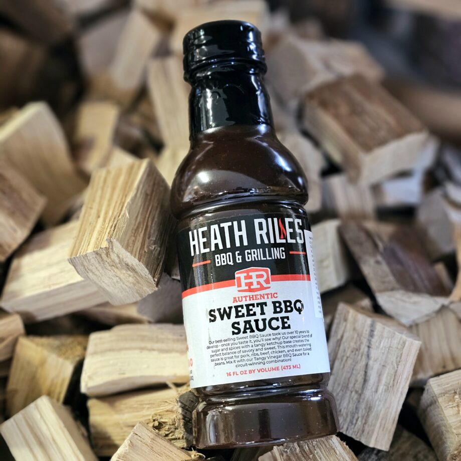 Glaze och Barbeque sås: Heath Riles Sweet BBQ sauce, fyllig och söt sås - perfekt både till ribs och burnt ends En söt och snäll BBQ sås som du med fördel använder som glaze för att pensla revben, ribs och kamben när slutet på tillagningen närmar sig. Heath Riles BBQ såser görs i USA  Med stolthet producerar Heath Riles såser som står sig i vilken konkurrens som helst - kvalitet rakt igenom! Denna sås / glaze omfamnar din tunga med smaker av olika sorters socker och sirap vilket gör den till en riktig sötchock, något som många söker till både ribs och burnt ends. När du använder såsen som glaze ger BBQmonster rådet att späda ut såsen med några delar av en annan favoritdryck bland bourbon, whisky, coca-cola, glögg (perfekt till julrevben - se julguiden) eller om du vill ha en mindre söt glaze: äpplecider, äpplecidervinäger eller något liknande - smaka dig fram!