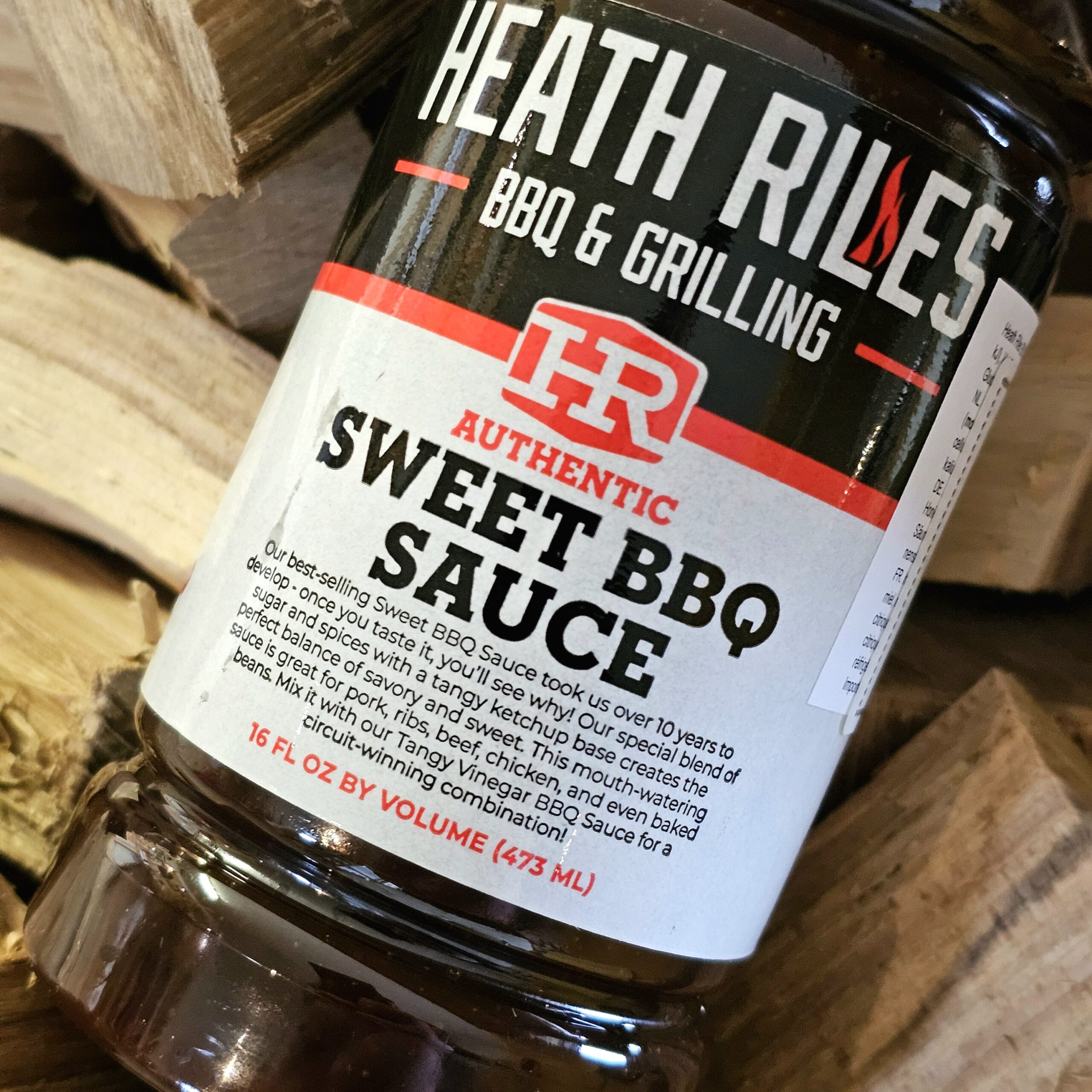 Glaze och Barbeque sås: Heath Riles Sweet BBQ sauce, fyllig och söt sås - perfekt både till ribs och burnt ends En söt och snäll BBQ sås som du med fördel använder som glaze för att pensla revben, ribs och kamben när slutet på tillagningen närmar sig. Heath Riles BBQ såser görs i USA  Med stolthet producerar Heath Riles såser som står sig i vilken konkurrens som helst - kvalitet rakt igenom! Denna sås / glaze omfamnar din tunga med smaker av olika sorters socker och sirap vilket gör den till en riktig sötchock, något som många söker till både ribs och burnt ends. När du använder såsen som glaze ger BBQmonster rådet att späda ut såsen med några delar av en annan favoritdryck bland bourbon, whisky, coca-cola, glögg (perfekt till julrevben - se julguiden) eller om du vill ha en mindre söt glaze: äpplecider, äpplecidervinäger eller något liknande - smaka dig fram!