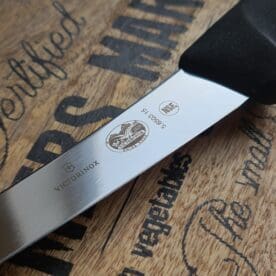 Urbeningskniv / Putskniv  - proffsig kniv för att bena ur och putsa kött - Victorinox Detta är en suverän urbeningskniv som även kan användas som putskniv. Ett relativt styvt blad gör att du kan ta i hårdare än du kan med knivar med flexibla eller semi-flexibla blad. Putsknivar från Victorinox används professionellt. Fokus på användarvänlighet, enkelhet att rengöra och ergonomi ligger i fokus. Skaftet är av konstmaterial som ger ett extremt bra grepp och som är enkelt att rengöra. Handtaget passar både höger- och vänsterhänta. Både skaft och blad är helt fritt från mikroporer vilket gör att både blad och handtag går att får helt rent och desinficerat. TÅL DISKMASKIN! Swiss Made av Victorinox - ett kvalitetsföretag som inte kräver närmre beskrivning. Längd på bladet: 15 cm Längd på skaftet: 13 cm Recept på Brisket eller köpa kött i butiken: