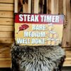 Tavla, plåtskylt "steak timer" Skylt vintage metall, tin sign metalltavla för kök, utekök, grillhörna, BBQ, Bar, Mancave Dekorera din favoritplats med tin signs - metalltavlor i rustik vintage design som bjuder in till ett skratt eller två ;) BBQmonster har en häftig samling plåtskyltar och tavlor i metall som kan vara den perfekta presenten eller tillbehöret till presenten som gör pricken över i:et, eller "the prick over the eye" som man säger i Amerikat... Metalltavlor för grill och BBQ är efterfrågade dekorer till utekök, mancaves och grillhörnor och med BBQmonsters uppsättning är chansen god att du hittar något som passar just dig eller den person du skall köpa presenten till. Livsnjutare, Foodies och grillare är ofta glada för både god mat och god dryck. Därför kretsar många av dessa metalltavlor på tema Mat, såsom recepttavlor (för exempelvis Pulled pork, Revben / Ribs och Brisket). Eller Dryck (whisky, bourbon, beer, öl, IPA, Cider, Stout och inte minst modedrycken GIN). Tavlorna i metall finns i ett antal olika format, men där det vanligaste är måtten 20 x 30 (stående) cm eller 30 x 20 (liggande). Det finns även ett par större modeller (bland annat runda). Tavlorna har en vikt kant så inga vassa kanter existerar. Hörnen är försedda med hål (på det fyrkantiga tavlorna) där du enkelt med två eller fyra spik eller skruvar fäster upp tavlan på underlaget. Du kan även använda dubbelhäftande tejp om det passar bättre mot underlaget. Du hittar alla tavlor under kategorin Tavlor metall 