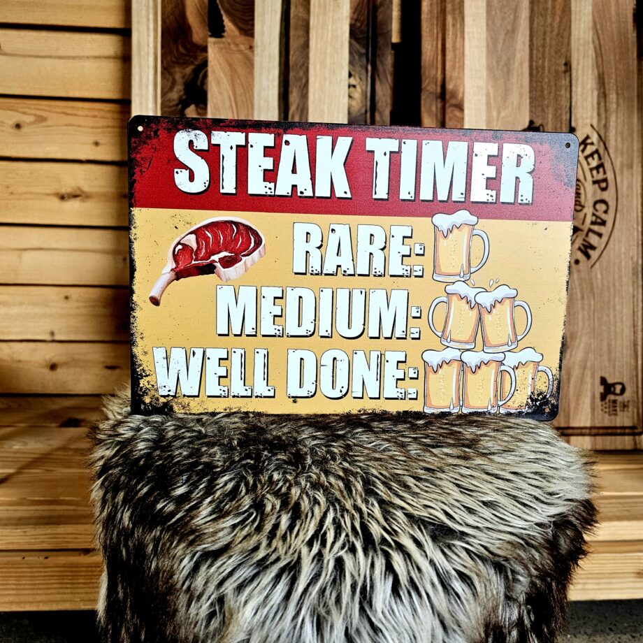 Tavla, plåtskylt "steak timer" Skylt vintage metall, tin sign metalltavla för kök, utekök, grillhörna, BBQ, Bar, Mancave Dekorera din favoritplats med tin signs - metalltavlor i rustik vintage design som bjuder in till ett skratt eller två ;) BBQmonster har en häftig samling plåtskyltar och tavlor i metall som kan vara den perfekta presenten eller tillbehöret till presenten som gör pricken över i:et, eller "the prick over the eye" som man säger i Amerikat... Metalltavlor för grill och BBQ är efterfrågade dekorer till utekök, mancaves och grillhörnor och med BBQmonsters uppsättning är chansen god att du hittar något som passar just dig eller den person du skall köpa presenten till. Livsnjutare, Foodies och grillare är ofta glada för både god mat och god dryck. Därför kretsar många av dessa metalltavlor på tema Mat, såsom recepttavlor (för exempelvis Pulled pork, Revben / Ribs och Brisket). Eller Dryck (whisky, bourbon, beer, öl, IPA, Cider, Stout och inte minst modedrycken GIN). Tavlorna i metall finns i ett antal olika format, men där det vanligaste är måtten 20 x 30 (stående) cm eller 30 x 20 (liggande). Det finns även ett par större modeller (bland annat runda). Tavlorna har en vikt kant så inga vassa kanter existerar. Hörnen är försedda med hål (på det fyrkantiga tavlorna) där du enkelt med två eller fyra spik eller skruvar fäster upp tavlan på underlaget. Du kan även använda dubbelhäftande tejp om det passar bättre mot underlaget. Du hittar alla tavlor under kategorin Tavlor metall 