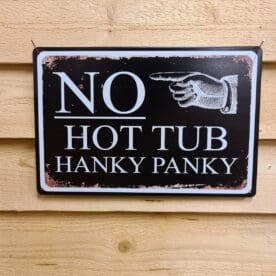 Tavla, plåtskylt "No Hot Tub Hanky Panky" Plåtskylt vintage metall, metalltavla för spa-tunnan och poolområdet Dekorera din favoritplats med skyltar i plåt och metalltavlor i rustik vintage design som bjuder in till ett skratt eller två ;) "No Hot Tub Hanky Panky" - mycket tydligt budskap vad som gäller i tunnan och spaet. Praktiskt, roligt och...fräscht (?) . Jo, absolut är det så även om klor funkar. BBQmonster har en häftig samling tavlor i metall som kan vara den perfekta presenten eller tillbehöret till presenten som gör pricken över i:et, eller "the prick over the eye" som man säger i Amerikat... Metalltavlor för grill och BBQ är efterfrågade dekorer till utekök, mancaves och grillhörnor och med BBQmonsters uppsättning är chansen god att du hittar något som passar just dig eller den person du skall köpa presenten till. Presenttips: hitta en tavla som förstärker budskapet på din present, exempelvis en termometer i combo med tavlan "steak timer" Livsnjutare, Foodies och grillare är ofta glada för både god mat och god dryck. Därför kretsar många av dessa metalltavlor på tema Mat, såsom recepttavlor (för exempelvis Pulled pork, Revben / Ribs och Brisket). Eller Dryck (whisky, bourbon, beer, öl, IPA, Cider, Stout och inte minst modedrycken GIN). Tavlorna i metall finns i ett antal olika format, men där det vanligaste är måtten 20 x 30 (stående) cm eller 30 x 20 (liggande). Det finns även ett par större modeller (bland annat runda). Tavlorna har en vikt kant så inga vassa kanter existerar. Hörnen är försedda med hål (på det fyrkantiga tavlorna) där du enkelt med två eller fyra spik eller skruvar fäster upp tavlan på underlaget. Du kan även använda dubbelhäftande tejp om det passar bättre mot underlaget. Du hittar alla tavlor under kategorin Tavlor metall  