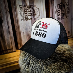 BBQ Trucker keps - You Can trust me, I BBQ - "BBQ is the Answer" - Grillkeps snyggt broderad, gjord för att hålla! Vi riktiga grillnördar kan se rätt knepiga ut, utslitna flanellskjortor, skägg ned till bröstvårtan, en vass kniv i handen, en yxa på ryggen, träsflis under naglarna, grillkol på nävarna, byxor med spår av baksnus - ja ni förstår...Det är dock hederligt folk vi snackar om! Det finns nämligen tre kategorier av människor du kan lita på i allmänhet: scouter, sportfiskare och just det: sammanklumpat grillnördar, BBQ:ers, pitmasters och grilltokar - Därför finns nu denna keps. Kepsen som förtäljer: You Can Trust Me, I BBQ! Så vet folk om att du inte är yxmördare som krupit fram från under en sten, utan du är en hederlig jäkla Griller!  Grilla med stil och klass genom att använda rätt grilltillbehör. På framsidan av denna BBQ trucker keps finns också den totala sanningen broderat i rött "BBQ is the Answer" och på baksidan sitter en diskret BBQmonster logo broderad. En grillkeps för dig som lever en BBQlifestyle! Detta är en klassisk 6 panels trucker hat från BBQmonster med snygg front med tight passform, förböjd skärm och mesh i svart. Riktigt bra passform runt skallen som tåler upp till 28 m/s.  Storleken regleras enkelt med det dubbla knäppfästet i plast. Tålig, rejäl kvalitet och passar alla Foodie & Grillers! En perfekt present till den grilltokige. BBQmonster övriga goa prylar med egen design finner du här 