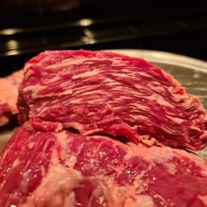 Vad är Flap-Meat: Flap är INTE Flank. Flap är en platt köttbit, i tjocklek med en flankstek men oftast något längre. Biten är placerad i anslutning med flanken men det är en muskel som inte har jobbat lika statiskt som flanken (som är muskeln som håller in buken). Detta gör att köttet är mycket mindre stumt än flankstek, mer som ett dragspel. Mjukt kött, "fluffigt" trots grova muskelfiber. Eftersom att det är en muskel som mest har "hängt med" och inte belastats tungt så pratar vi om en muskel som i det närmsta saknar stödvävnad och brosk. Vilket innebär att low & slow inte krävs, snarare tvärt om - köttet skall "bli klart" - ju snabbare och hetare desto bättre. Så här grillar du Flap: Gör grillen redo för riktigt het grillning. Rubba exempelvis med Black and white with a sting från #RubsByBBQmonster. Grilla hot & fast över het kol. Passa köttet noga, vänd när fettet börjar brinna eller när du ser att det svettas igenom. Lyft upp köttet från gallret och mät i c/c genom att dra en snabbtermometer sakta genom köttet. Våga köra det upp mot 70 grader i c/c och låt det få en hårt grillad yta. Köttet skärs lämpligen i 1 cm tjocka skivor. Var noga att skära tvärs över muskelfibrerna och inte längs med dessa. Formatet på köttbiten är oftast att likna vid Sverigekartan, så lägg köttet från "Norr till söder" med Skåne närmst dig, skär sedan köttet från Norr till Söder, alltså långa skivor. Du skär nu AV dessa fibrer, ej längs med. Genom att lägga kniven på diagonalen får du lite större skivor. Tips: Är kolen lite lam? För att få upp värmen ytterligare kan du med fördel slänga på lite torrt rökträ, testa ek eller hickory. Detta ger mer direkt hetta än glödande kol och tillför dessutom nya smaker och nyanser.