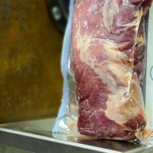 Fläskfilé "solomillo" av Iberico gris: Pris och förpackningsstorlek: 399 kr per kg - ca 0,8 till 1,1 kg per förpackning - Fryst, tinar fort i kallvatten. Lager status: finns i lager Vad är Solomillo: Solomillo är benämningen för innerfilén - den äkta fläskfilén - av svartfotsgrisen - ibericogrisen. Grisarna som levererar detta kött är "Bellota" det vill säga uppfödda på en diet av ekollon. Denna fläskfilé har fett insprängt, vilket sällan kan sägas om filéer från den rosa kusinen i norr. Denna fläskfile är till utseende och färg mer lik en oxfilé och smakmässigt ger den så mycket mer tillbaka än mycket annat kött. En höjdare som inte gör bort sig i något sammanhang. Så här grillar du Fläskfilé Solomillo Iberico: Gör grillen redo för riktigt het grillning. Rubba med Grisen från Iberico från #RubsByBBQmonster, räkna sedan med ca 15 minuter grillning direkt över het glöd, passa noga, vänd om det brinner i fettet, borsta gallret under grillningens gång och du slipper sönderbrända rester från kryddor och annat, men våga att ge köttet en fin grillyta. Med fördel tar du det någonstans runt 65 grader - köttet kommer att se rött ut hela vägen förbi 70 också men smakmässigt anser BBQmonster att det passar perfekt under 70 grader, men inte så lågt som många andra recept föreslår.